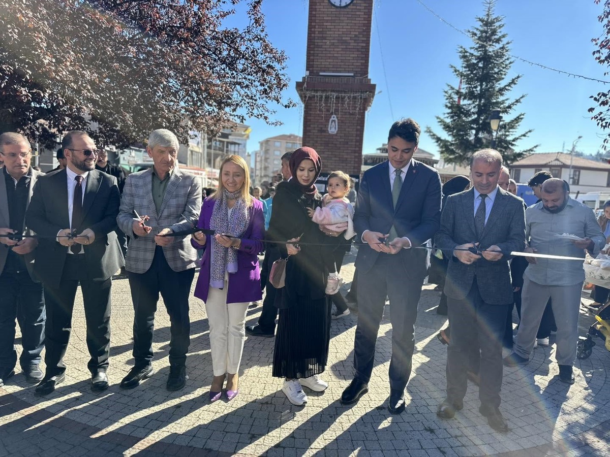 Bilecik Pazaryeri\'nde Filistin\'e destek için hayır çarşısı dualarla açıldı