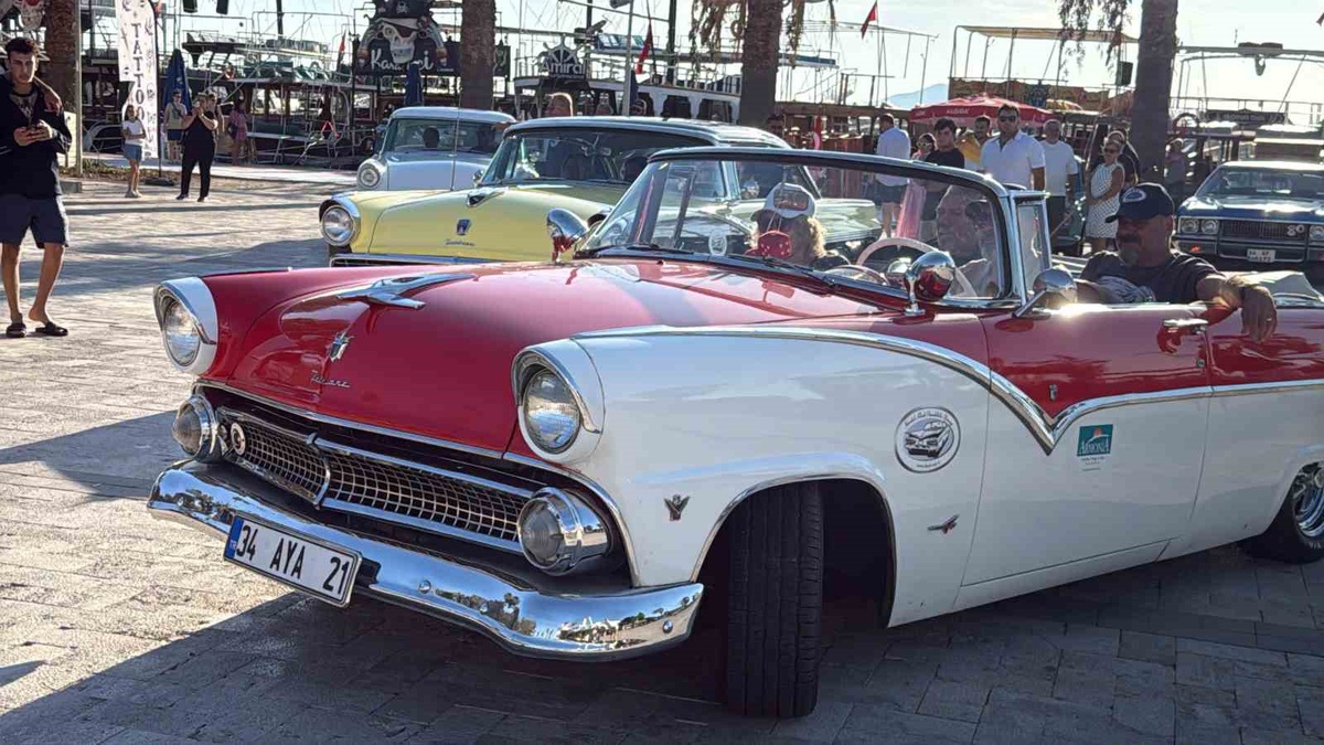 Bodrum\'da İKOD üyeleri 42 klasik otomobili Turgutreis Meydanı\'nda sergiledi
