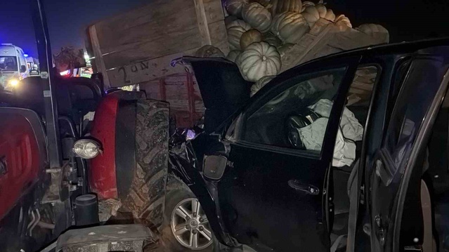 Bolu'da Yeni Akçakavak yolunda kabak yüklü traktörle pikap çarpıştı, 4 kişi yaralandı