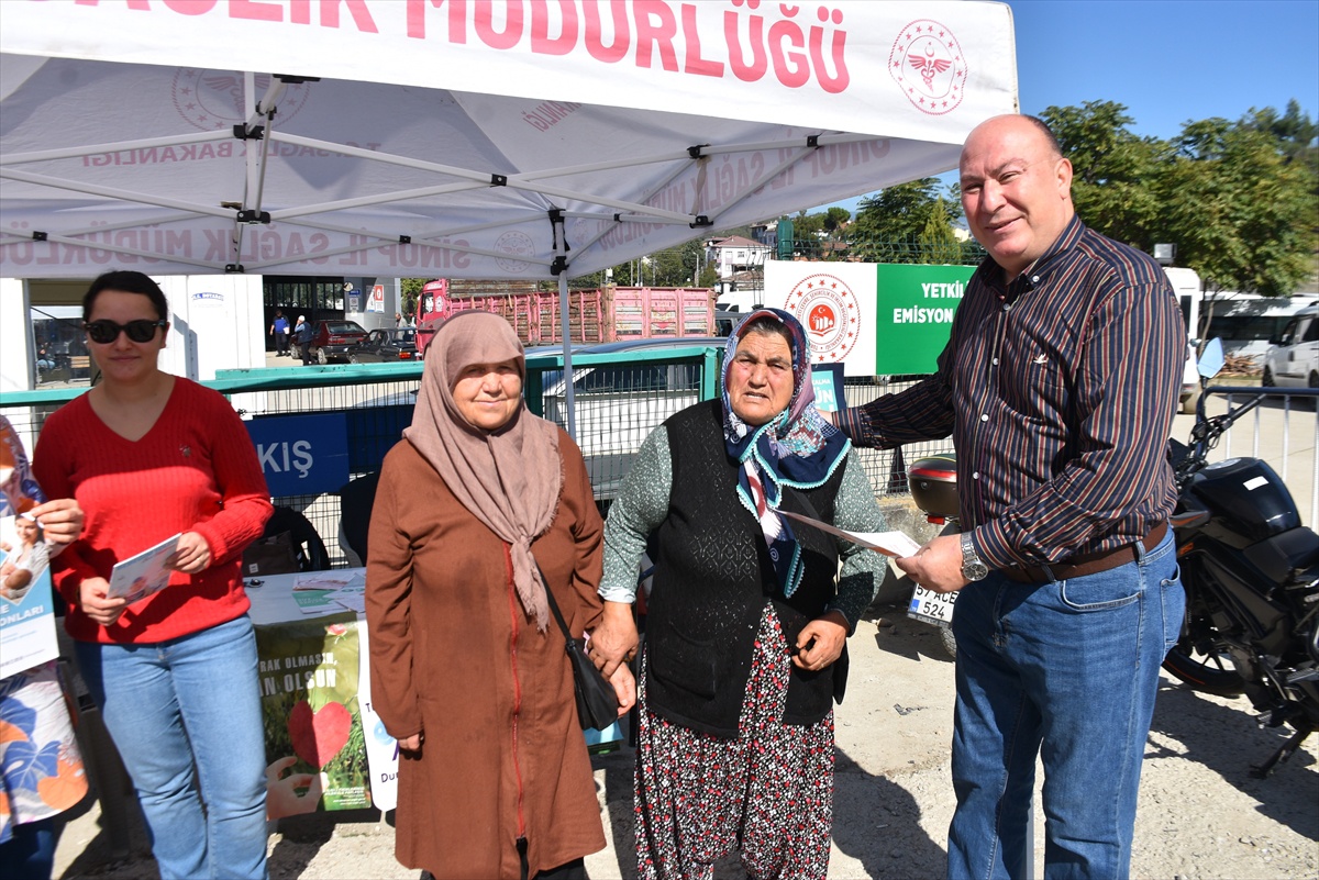 Boyabat\'ta kurulan stantta kadınlara meme kanseri ve erken teşhis anlatıldı