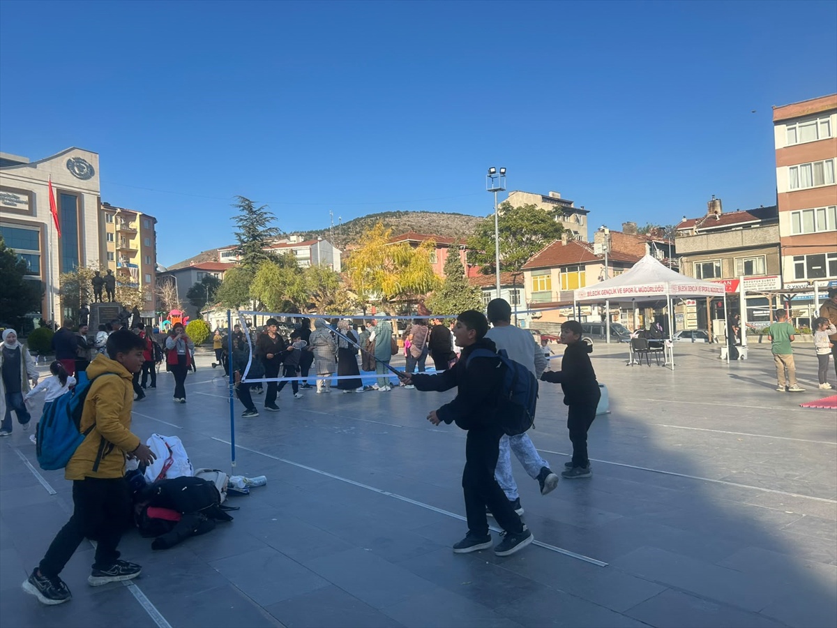 Bozüyük\'te Amatör Spor Haftası\'nda sporcular Cumhuriyet Meydanı\'nda spor yaptı