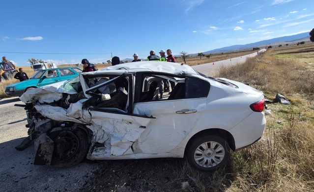 Burdur Yeşilova'da 3 otomobilin karıştığı kazada ölü sayısı 2'ye yükseldi