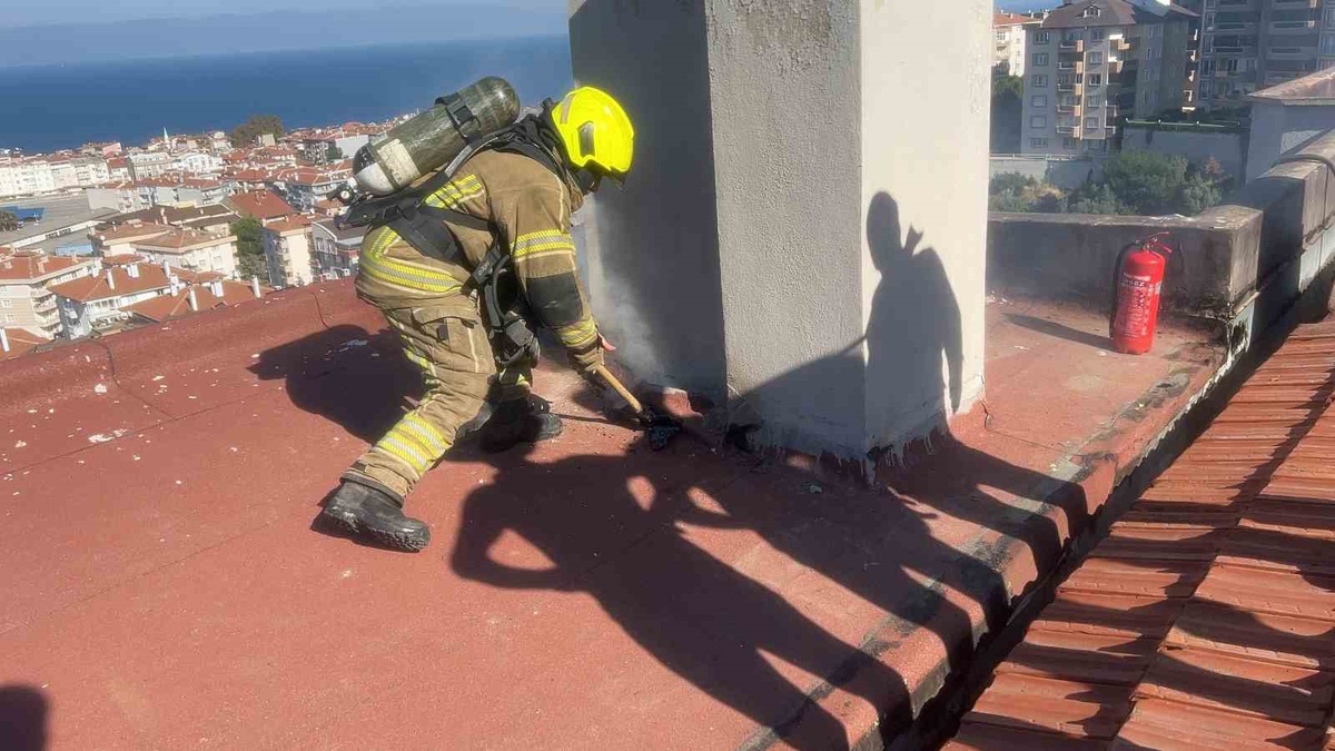 Bursa Mudanya\'da sitenin çatısında tadilat sonrası çıkan yangın söndürüldü