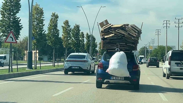 Bursa Nilüfer'de otomobiline karton yükleyen sürücü trafikte tehlikeli ilerledi