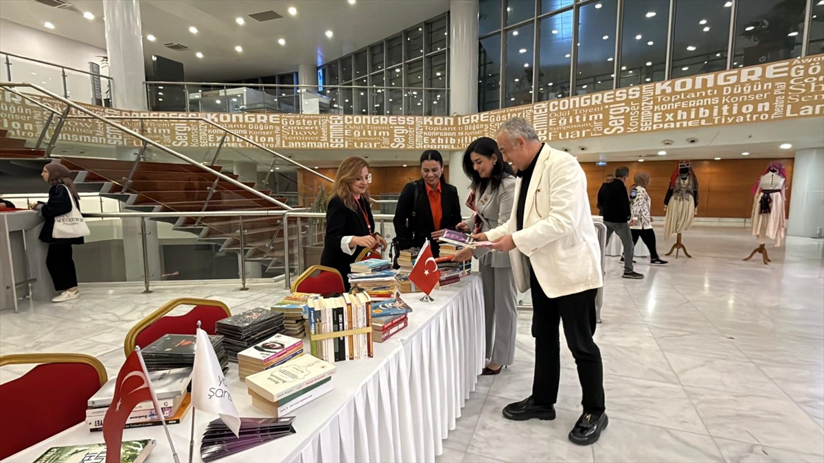 Bursa\'da 700 Bin Kitap projesi konserinde sanatseverler bilet yerine kitap getirdi