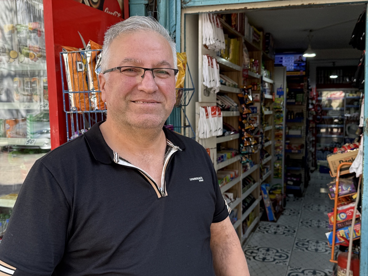 Bursa Osmangazi\'de 2 kız kardeşin kapalı markete bıraktığı para esnafı duygulandırdı