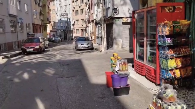 Bursa Osmangazi'deki bakkalın parasını iki öğrenci kardeş kapı altından bıraktı