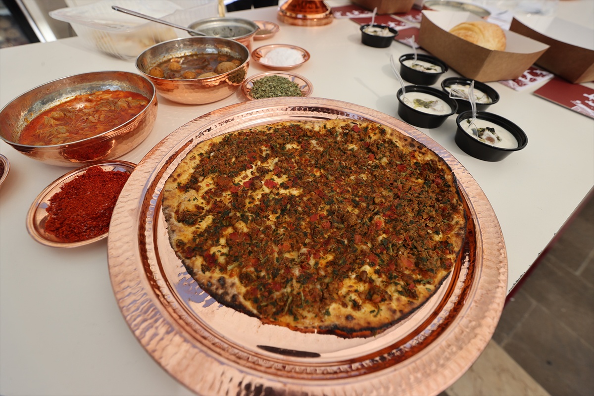 GastroAntep\'te Fatma Şahin, tarihi miras olan sofranın korunması gerektiğini söyledi