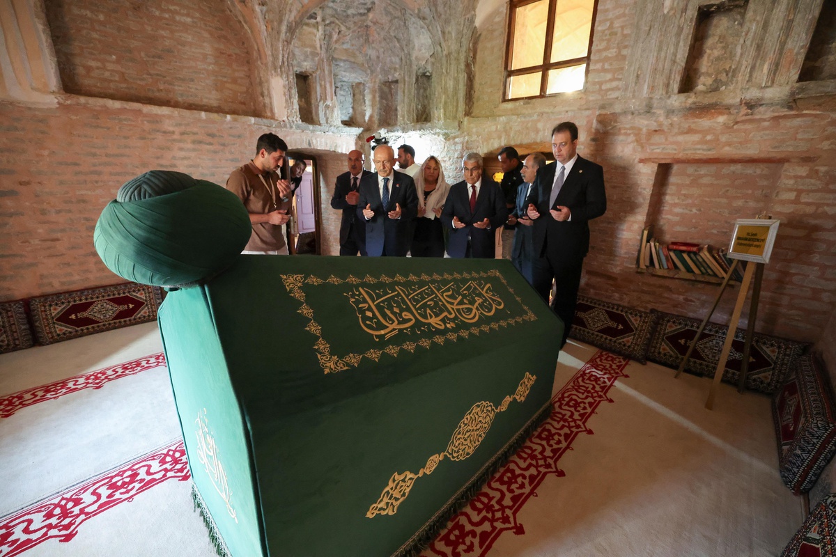 CHP Genel Başkanı Kılıçdaroğlu Cizre\'de Kırmızı Medrese\'yi ziyaret etti