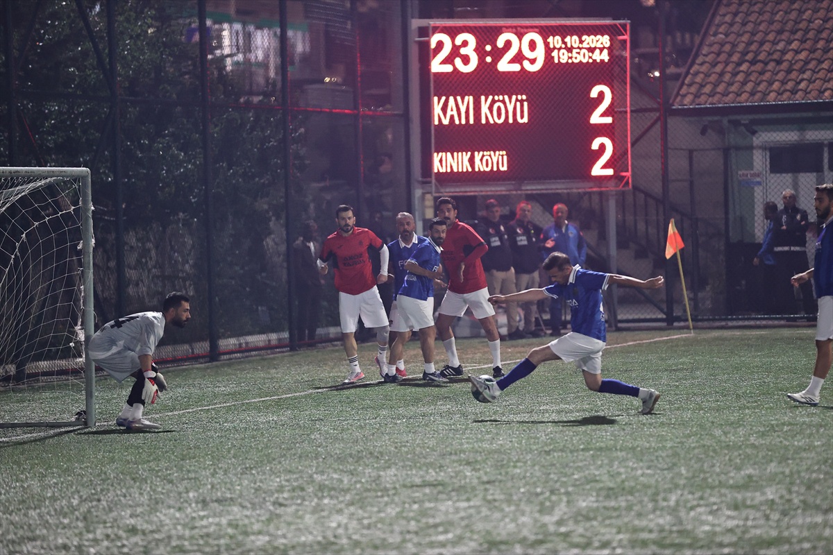 Çorum\'da 65 takımlı turnuvada finali penaltılarla kazanan Kınık Köyü FK şampiyon oldu