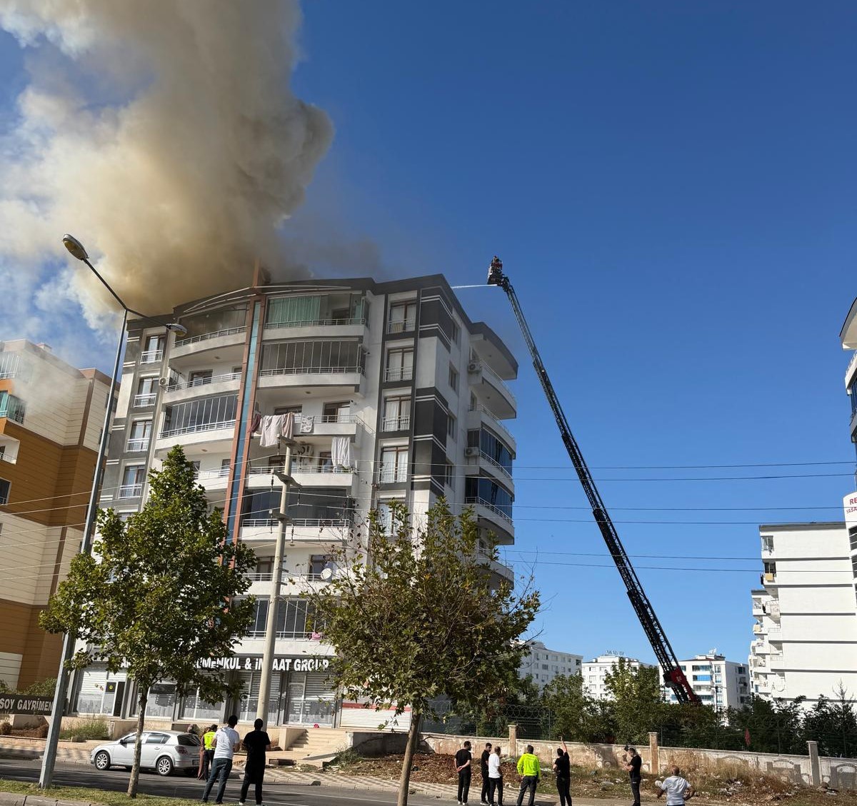 Diyarbakır\'da 8 katlı binanın çatı yangınında mahsur kalan 7 kişi kurtarıldı
