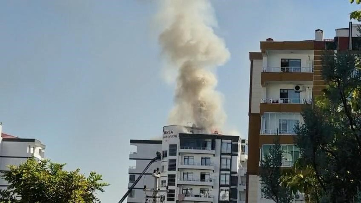 Diyarbakır Bağlar\'da çatı yangınında apartman tedbir amacıyla boşaltıldı