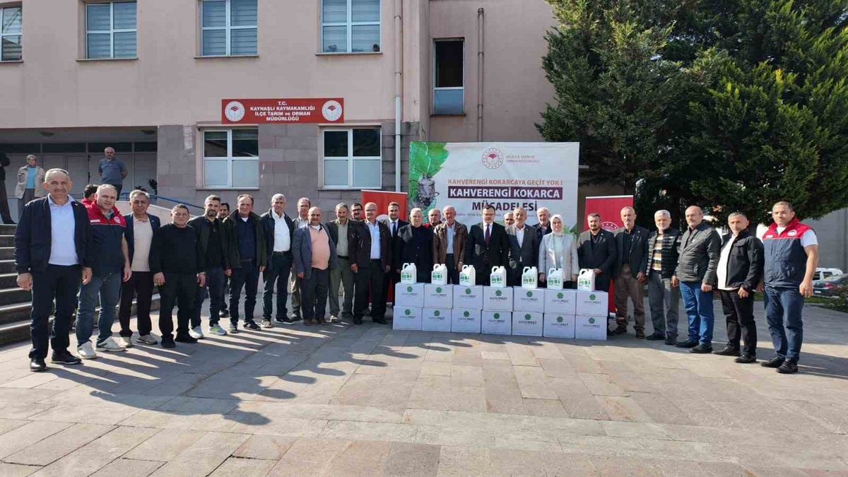 Düzce İl Tarım ve Orman Müdürlüğü Kaynaşlı\'da 27 muhtara kokarca ilacı dağıttı