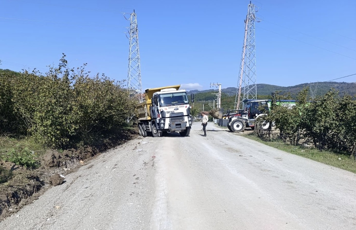 Düzce Kemerkasım\'da yağmur suyu tahliyesi için beton V kanal çalışması tamamlandı