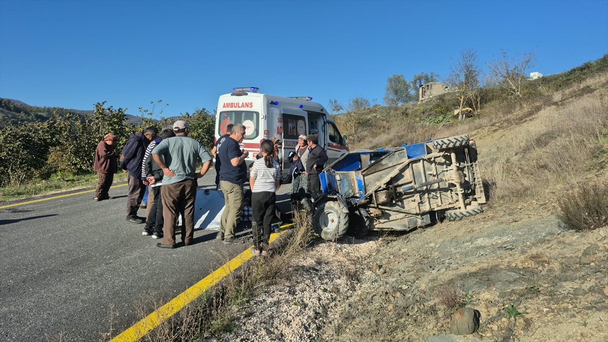 Düzce Yığılca\'da patpat devrildi, araçta bulunan 3 kişi yaralandı