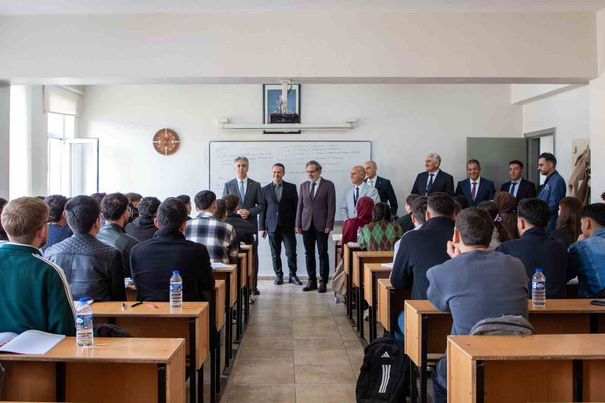 EBYÜ Rektörü Kuyrukluyıldız, Refahiye\'de öğrencilerin talep ve görüşlerini dinledi