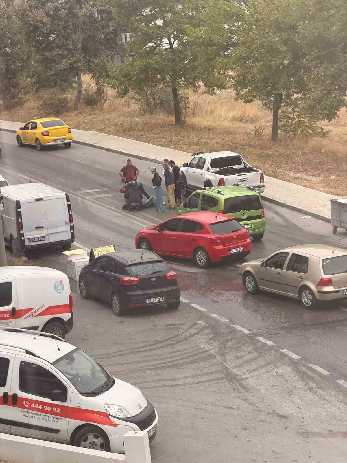 Edirne\'de sisli ve ıslak zeminde düşen kadın scooter sürücüsü hastaneye kaldırıldı