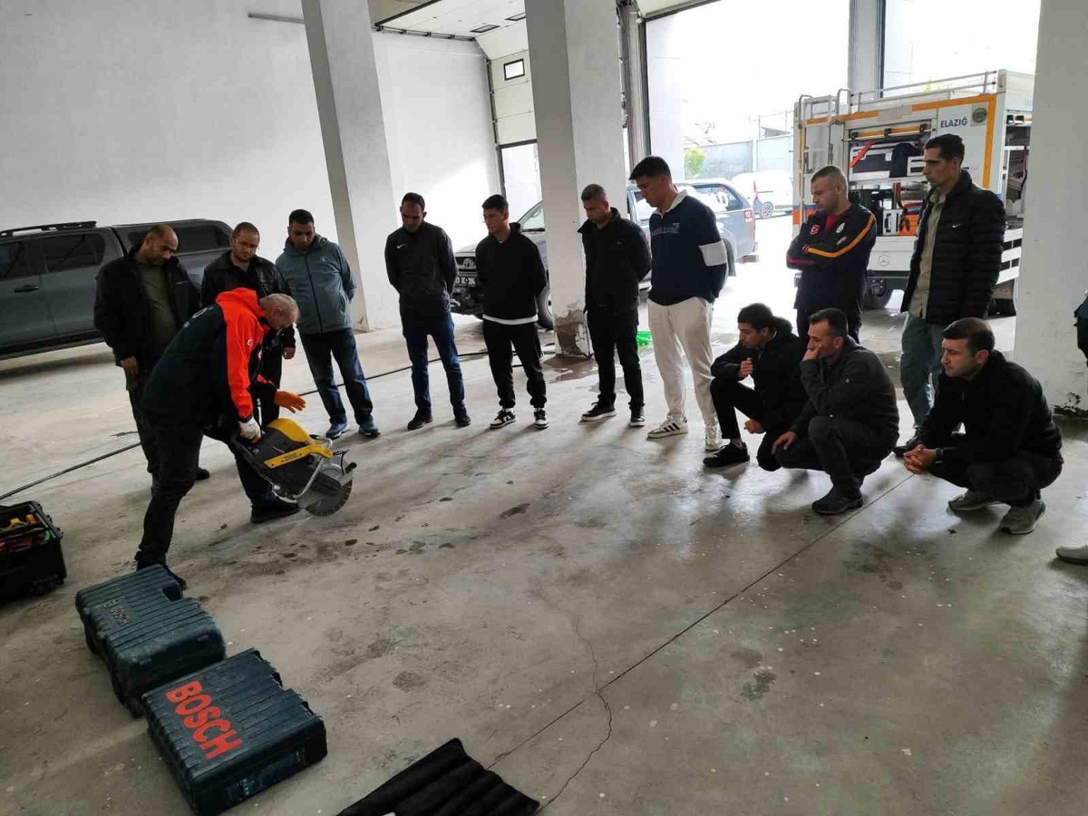 Elazığ\'da jandarmaya afet müdürlüğünce arama kurtarma ve çadır eğitimi verildi