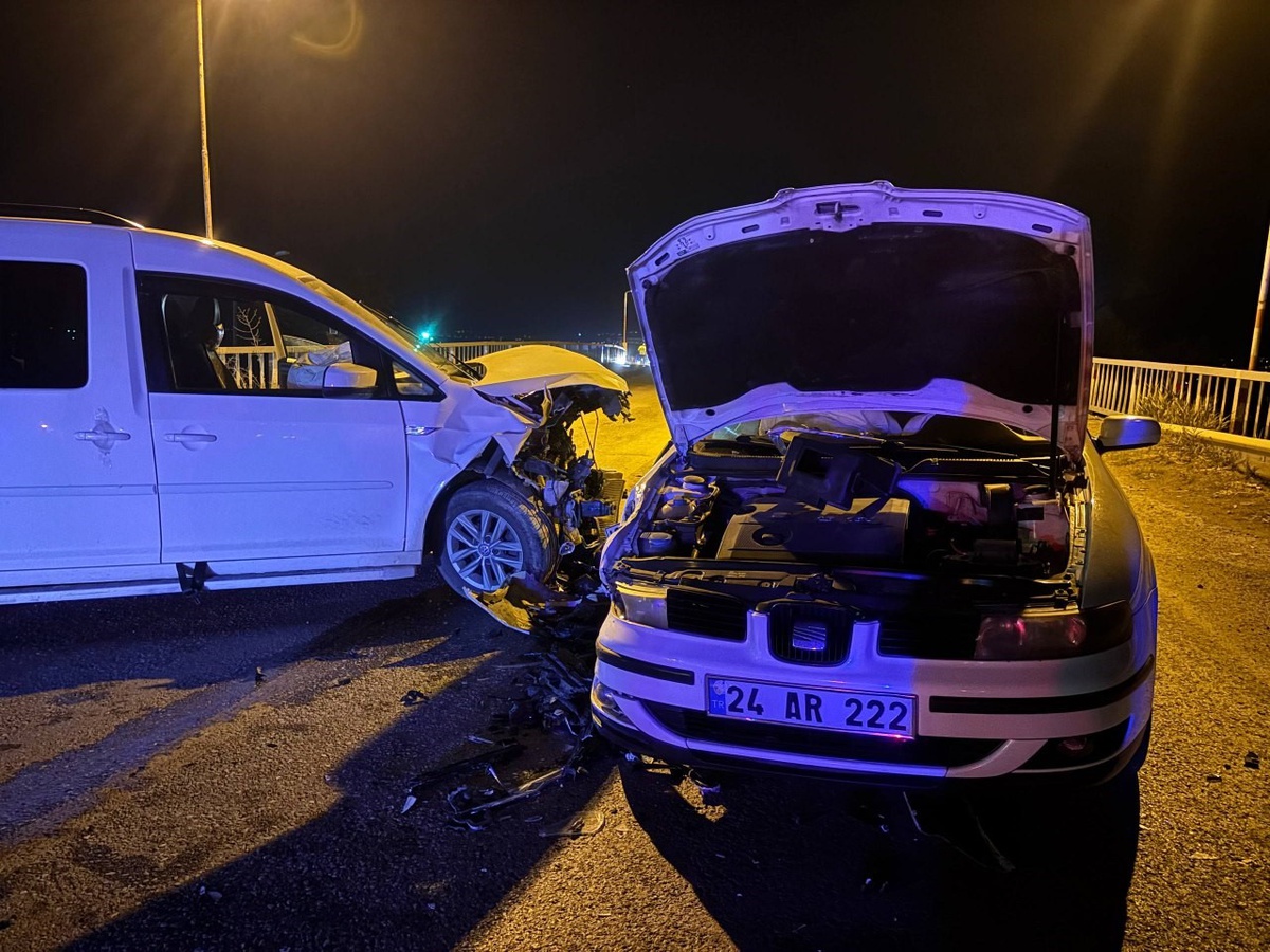 Erzincan\'da köprüde hafif ticari araçla otomobil çarpıştı, 2 kişi yaralandı