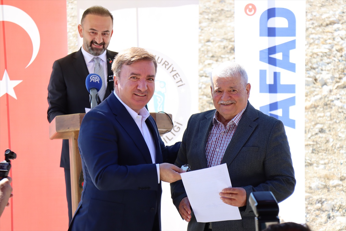 Erzincan Kemah\'ta 28 afet konutunun anahtarı törenle hak sahiplerine teslim edildi