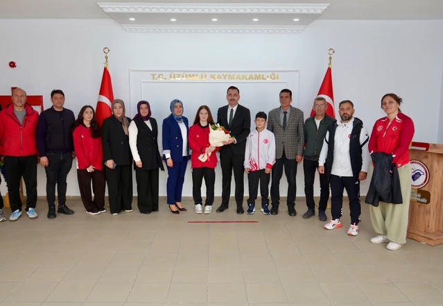 Erzincan Üzümlü'de güreşçiler Kaymakam Hökelekli'yi ziyaret etti