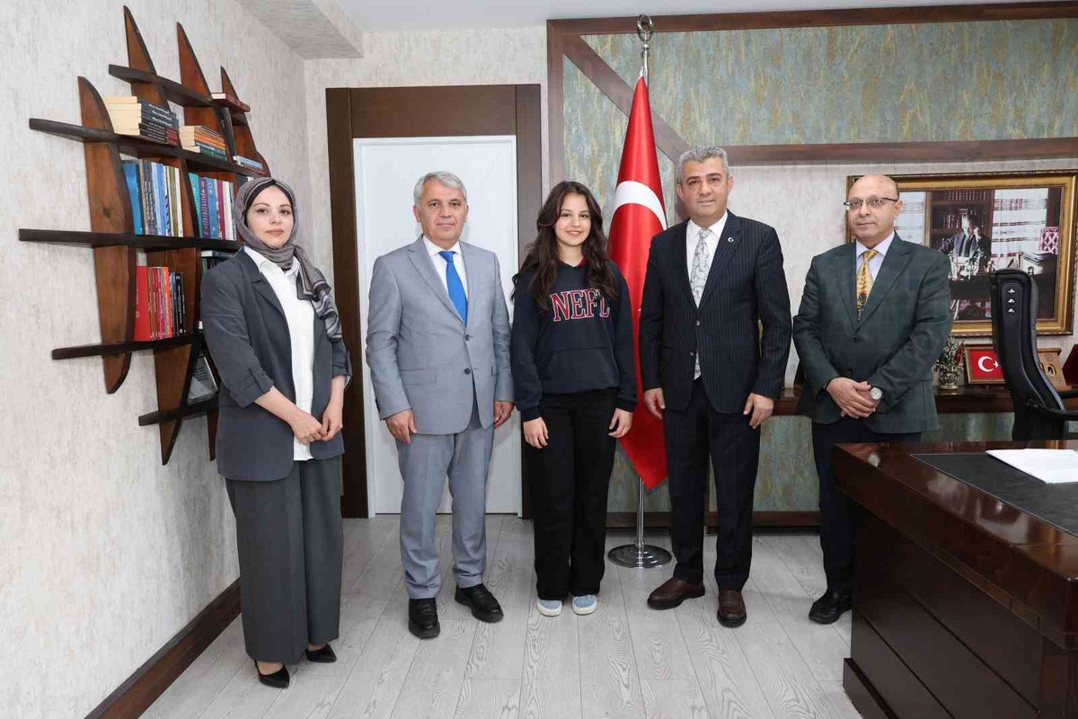 Erzurumlu öğrenci Şakar, ilaç projesiyle hackathonda dünya üçüncüsü oldu
