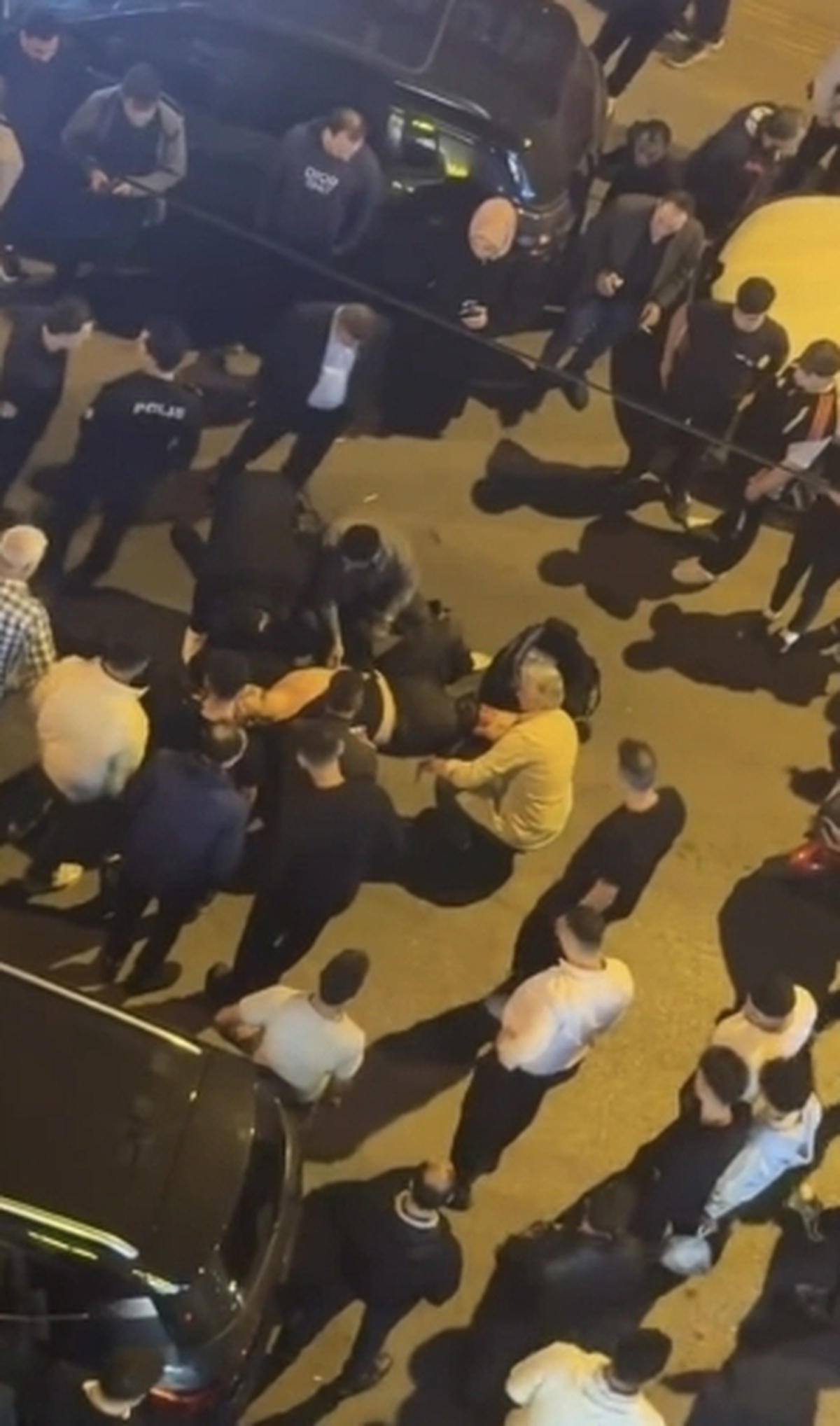 Esenler\'de iddiaya göre silahlı kavgada 2 kişi yaralandı, polis şüphelileri arıyor