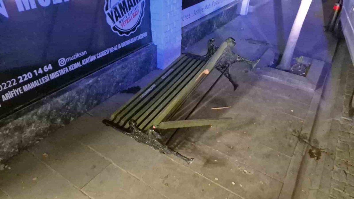 Eskişehir\'de otomobil bankta oturan 2 çocuğa çarptı, 1 çocuk hastaneye kaldırıldı