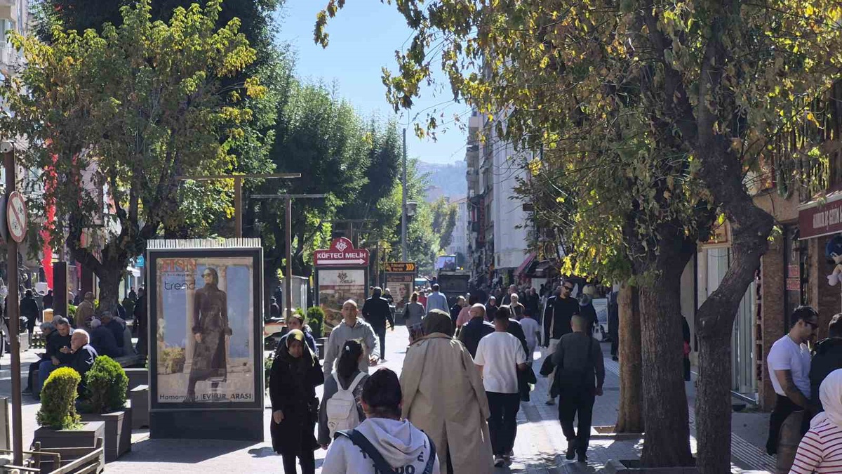 Eskişehir\'de havaların ısınmasıyla Hamam Yolu Caddesi yoğun ilgi gördü