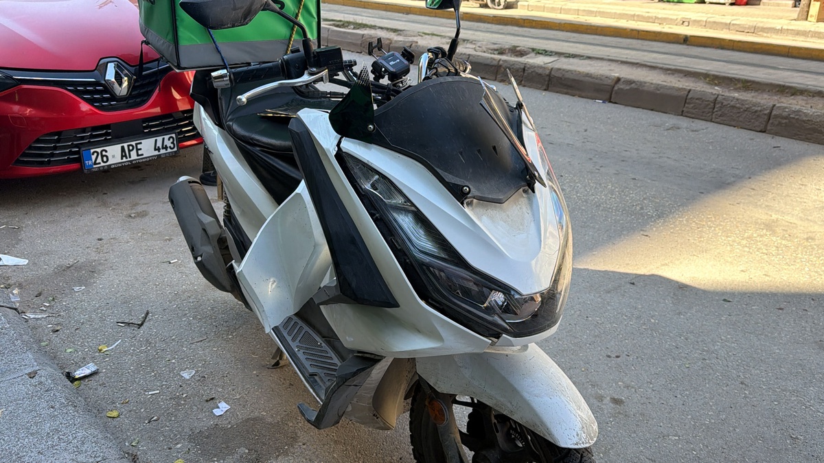 Eskişehir Odunpazarı\'nda kurye motosikletinin çarptığı kazada 2 kişi yaralandı; yaya ağır
