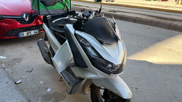 Eskişehir Odunpazarı'nda kurye motosikletinin çarptığı kazada 2 kişi yaralandı; yaya ağır