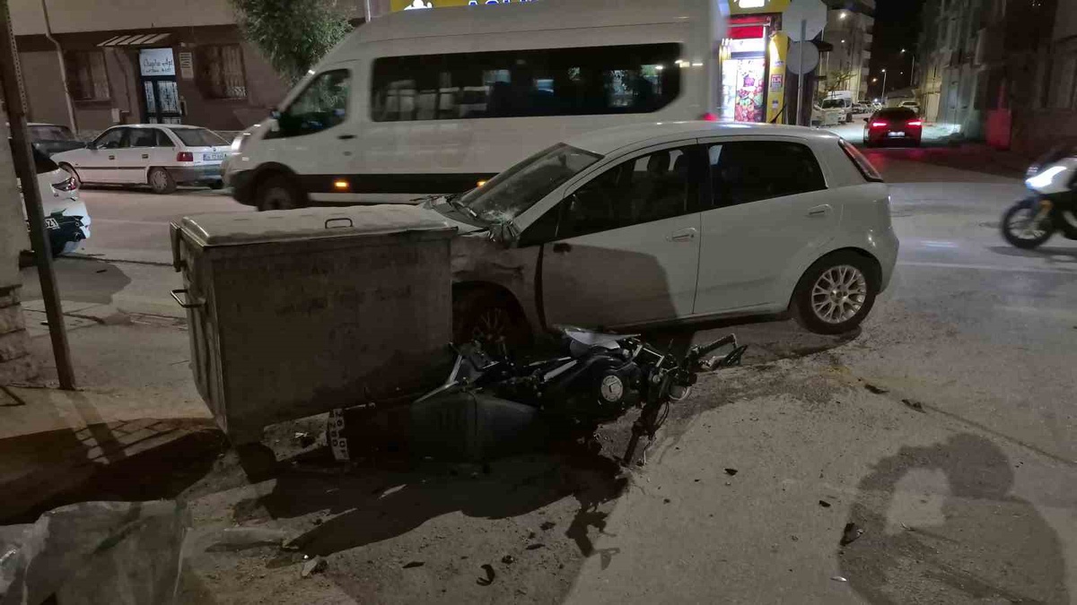 Eskişehir\'de otomobile çarpan motosikletli kaskı sayesinde ağır yara almadı