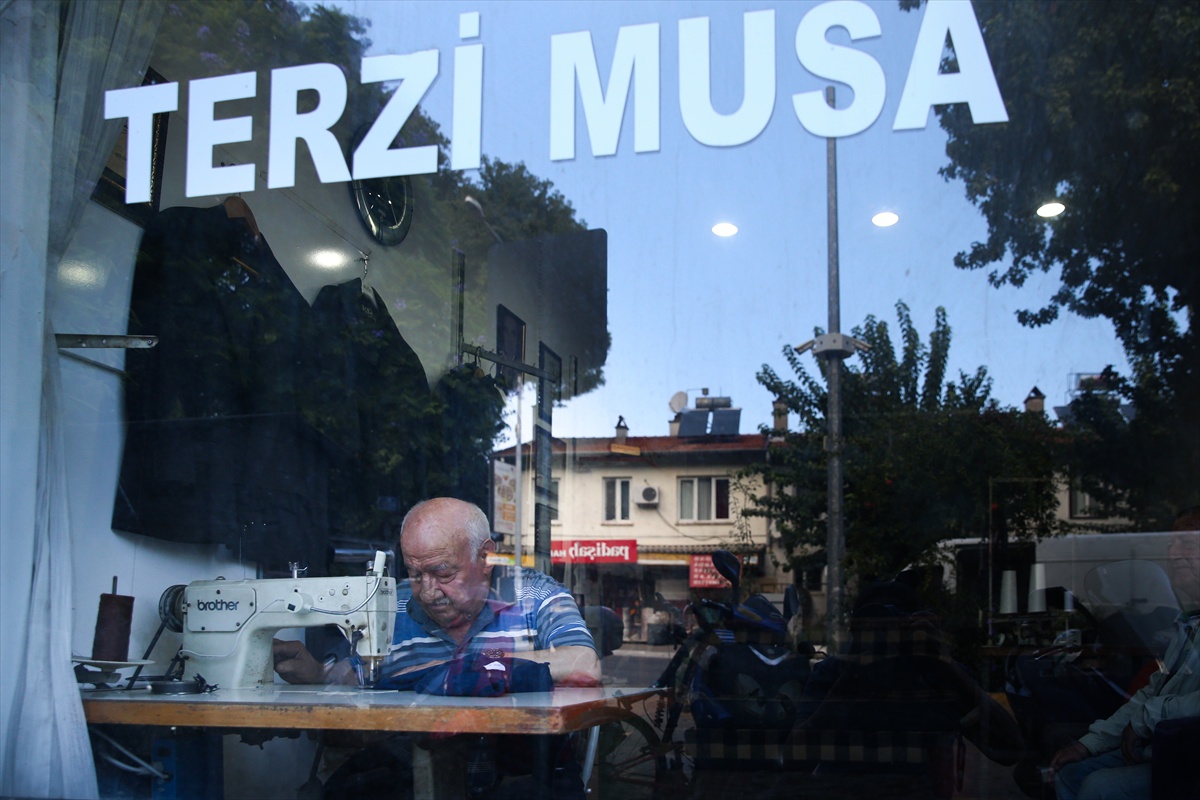 Fethiye\'de 54 yıldır terzilik yapan Musa Karaca mesleğini ilk günkü heyecanla sürdürüyor