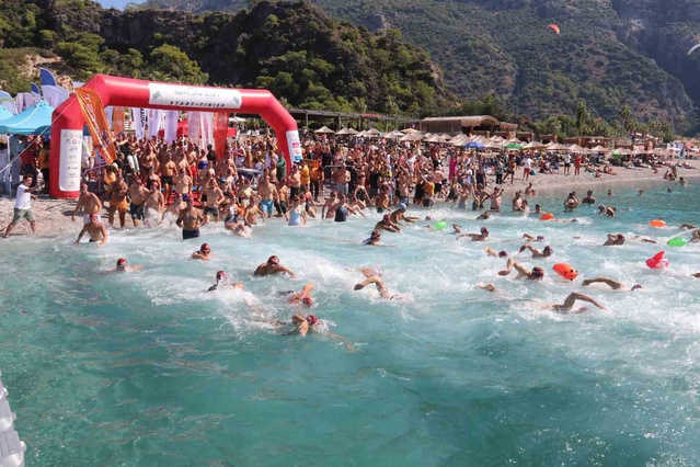Ölüdeniz'de 4 kategoride 1612 sporcu açık su yüzme yarışlarında kulaç attı