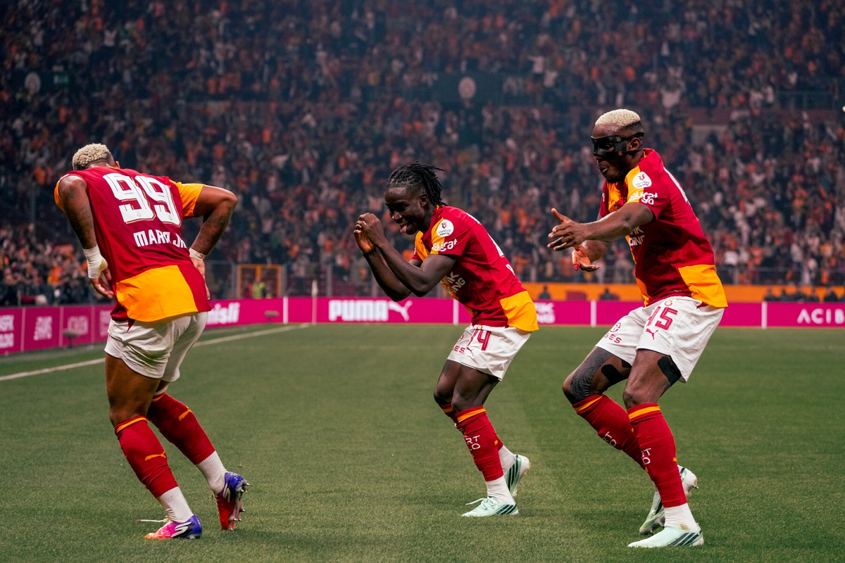 10 kişi kalan Galatasaray, Kasımpaşa\'yı son dakika golleriyle 3-1 mağlup etti