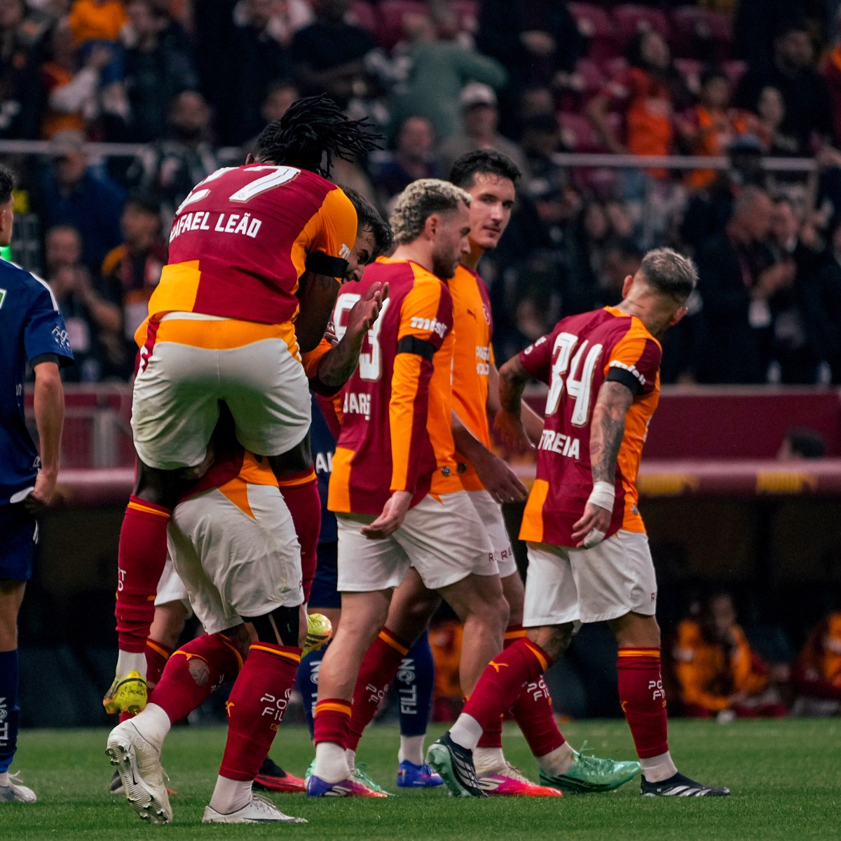 Torreira kırmızı kart g&ouml;rd&uuml;, Galatasaray Kasımpaşa'yı 3-1 yenip 16 puanla lider oldu