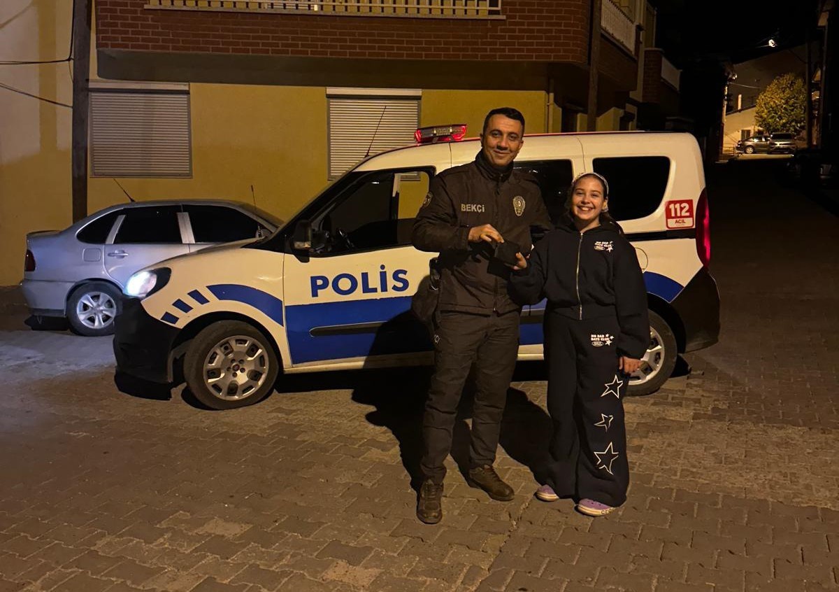 Gediz\'de cüzdanı polis babasına bildiren 11 yaşındaki kız 500 TL hediye çeki aldı