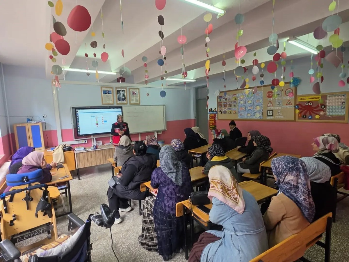 Gediz\'de velilere okul-aile iş birliği ve bilinçli medya eğitimi