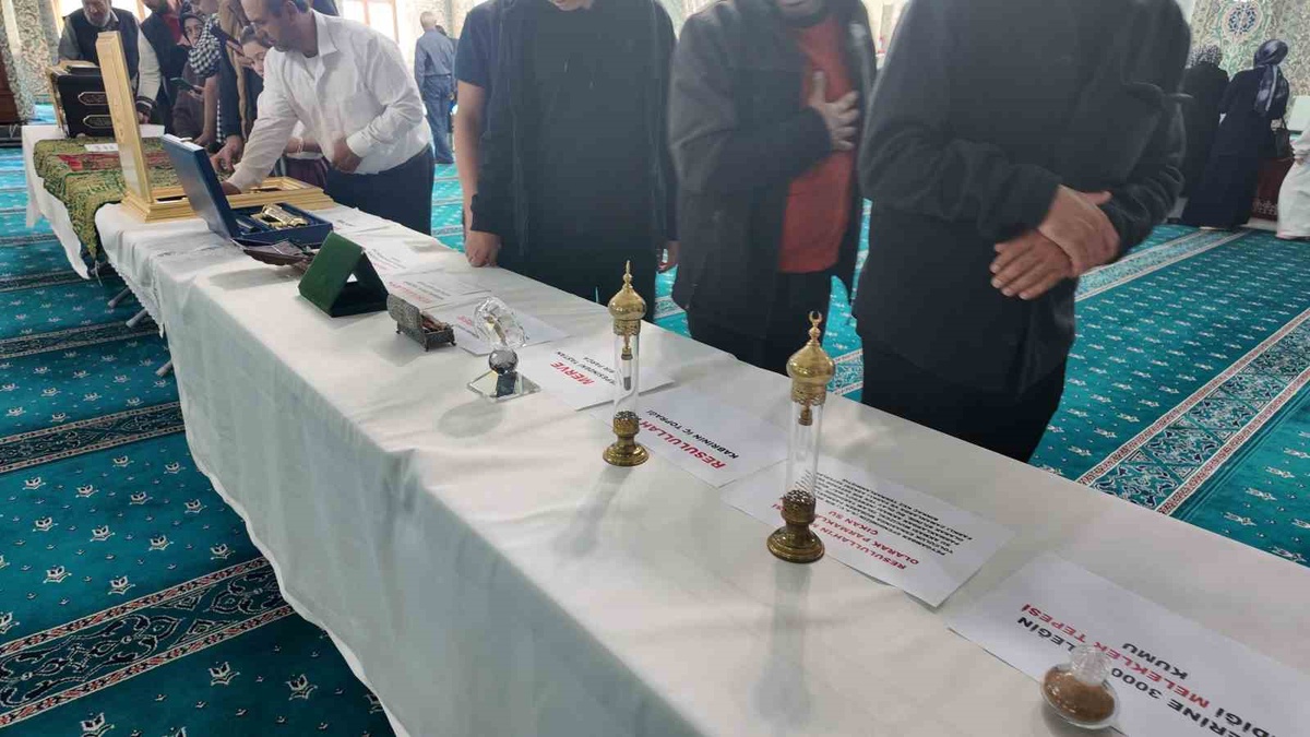 Kütahya Gediz\'de Sakal-ı Şerif ve Saç-ı Şerif, Ulu Camii\'de ziyarete sunuldu