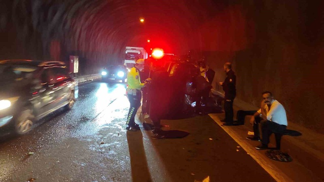 Giresun Eynesil'de ticari araç kamyonla çarpışıp yan yattı, 3 kişi yaralandı