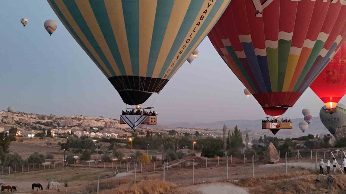 Göreme\'de kefiye desenli balonlar Gazze için havalandı, Khaleel ateşkes çağrısı yaptı