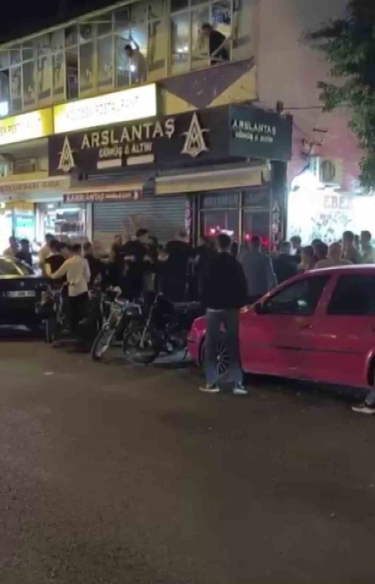 Hatay Dörtyol\'da nişan kavgasına polis müdahale etti, sandalyeler havada uçuştu