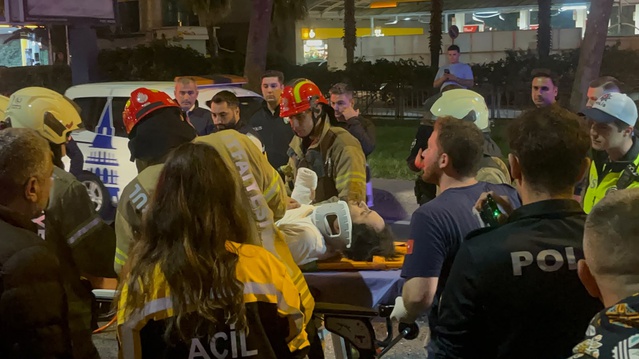 Beyoğlu'nda iddiaya göre 5 araçlı kazada otomobilde sıkışan 3 kişi yaralandı