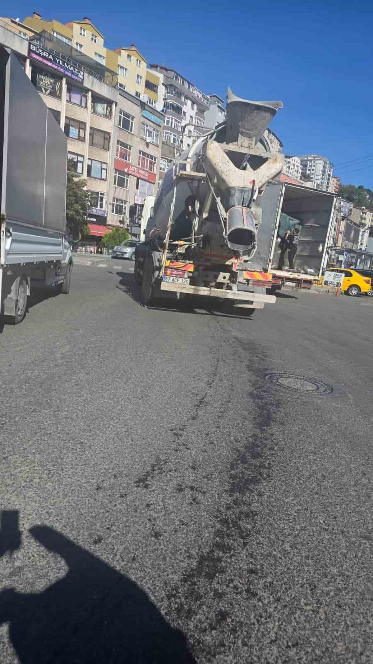 İddiaya göre Karadeniz Ereğli\'de beton mikseri kazanından yola kirli su döktü
