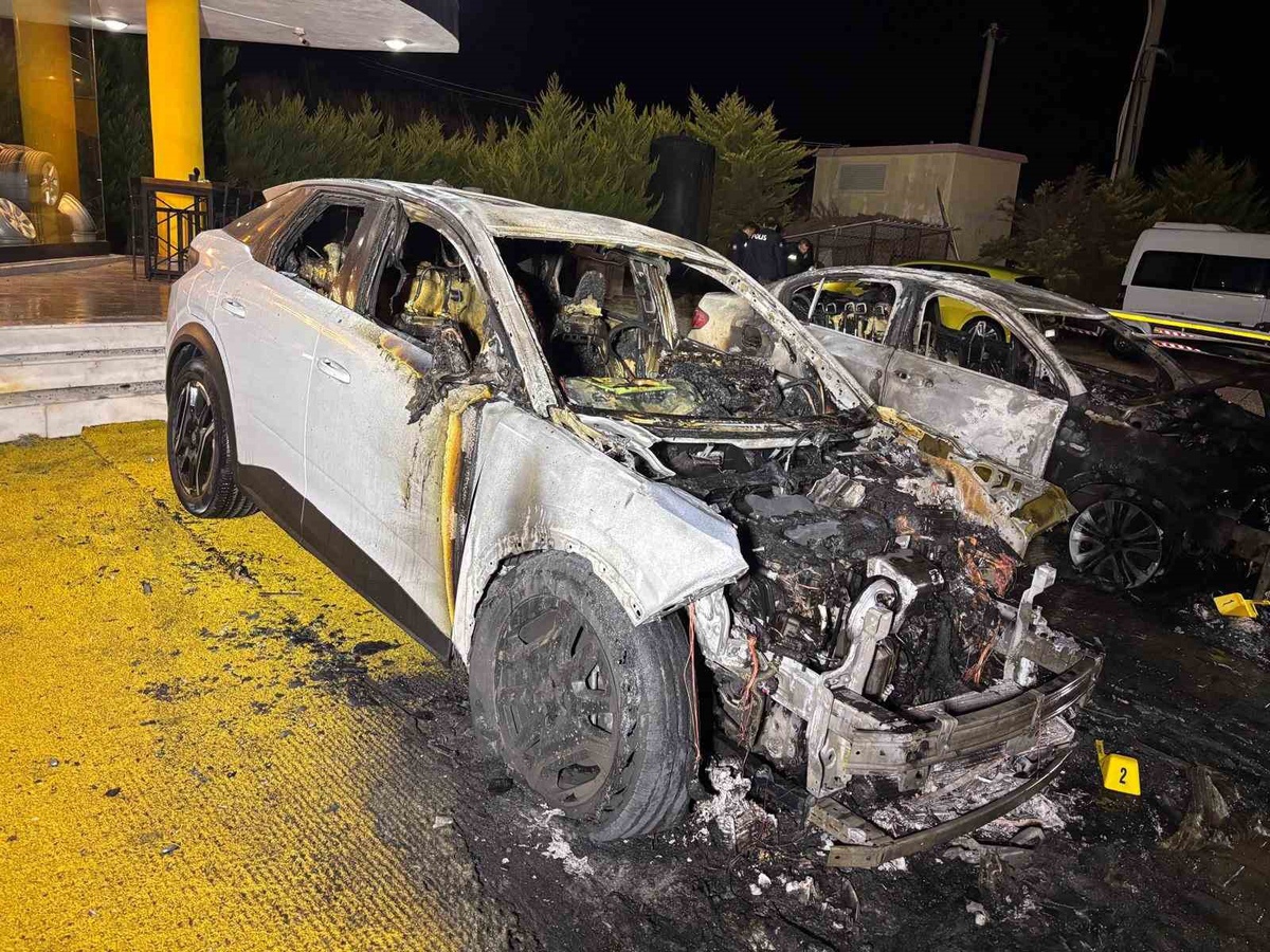 İddiaya göre benzin dökülüp ateşe verilen 2 otomobil Kuşadası\'nda kullanılamaz oldu