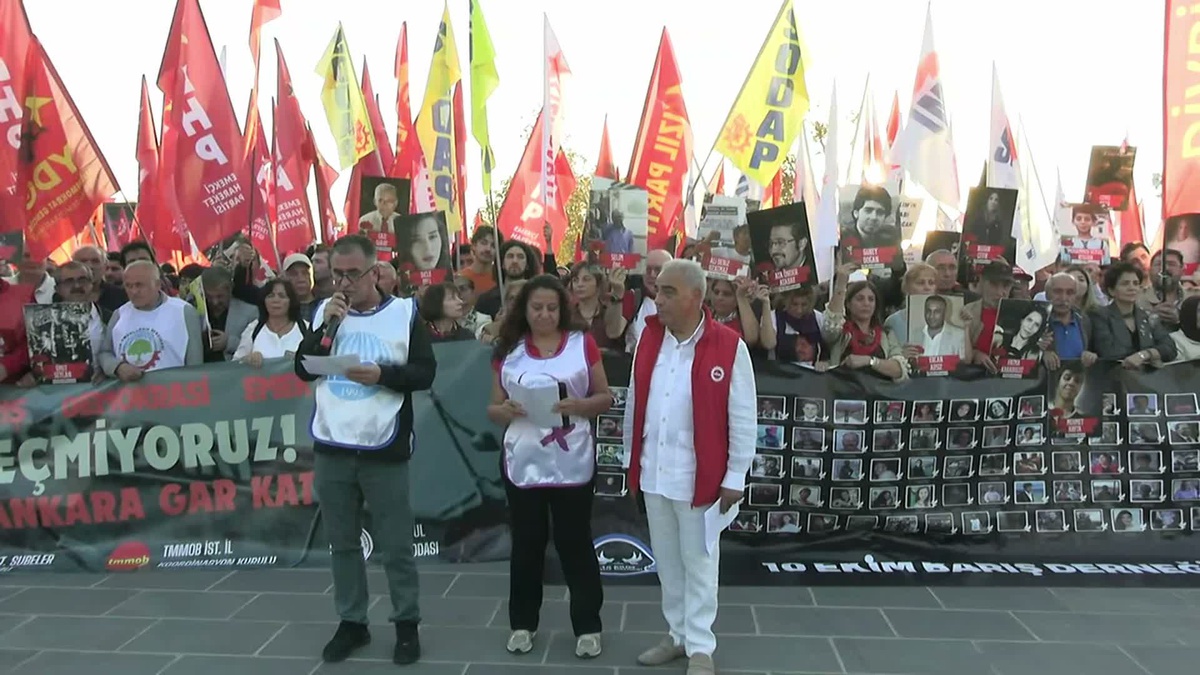 Kadıköy\'de 10 Ekim anma yürüyüşünde 103 kişi için adalet istendi