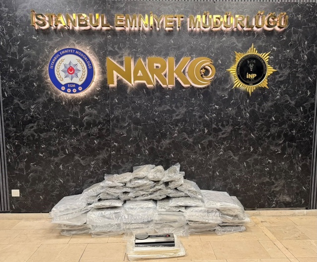 İstanbul'da 4 ilçede düzenlenen operasyonda 57 kilo 300 gram skunk ele geçirildi
