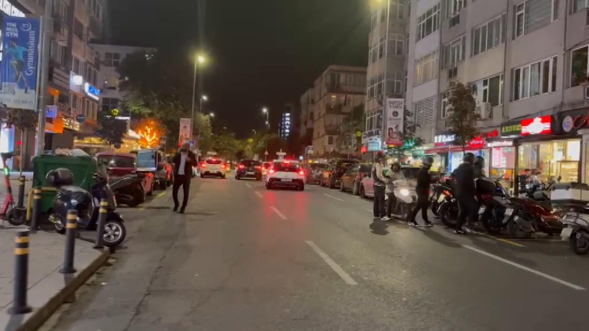 İstanbul\'da hissedilen deprem bazı vatandaşları sokağa çıkardı