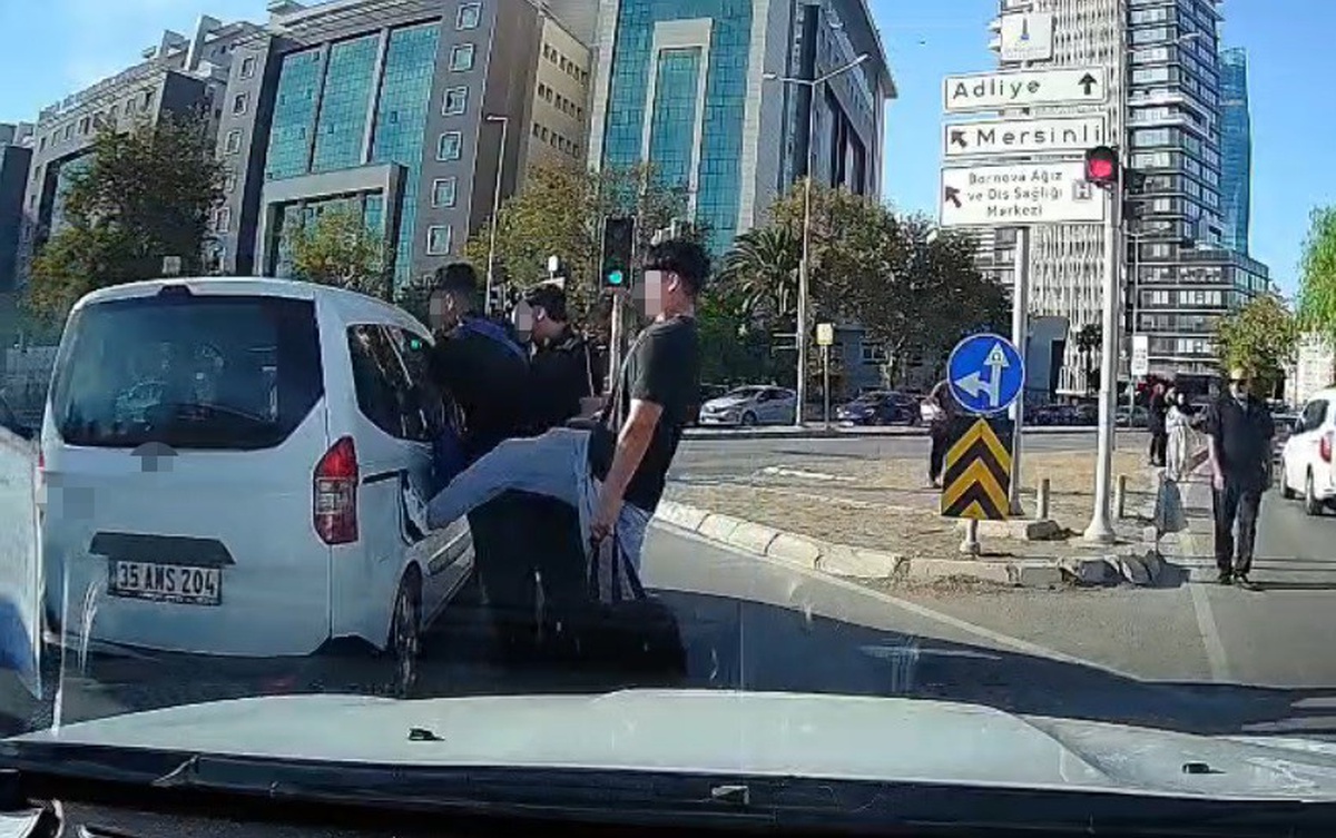 İzmir Bornova\'da sürücüyle tartışan genç araca tekme attı, anlar kameraya yansıdı