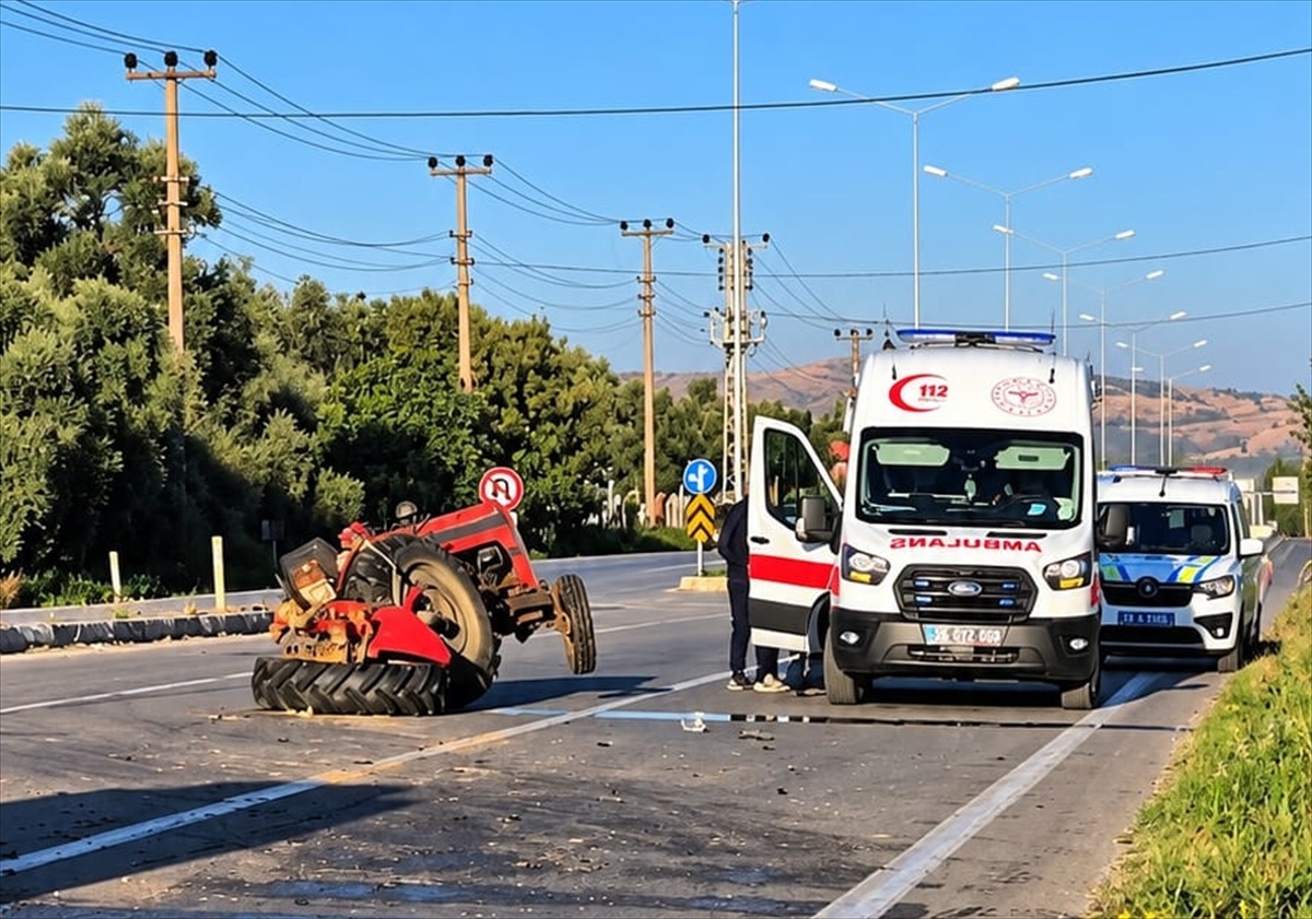 İzmir Tire\'de Gökçen Mahallesi\'nde traktörle panelvan çarpıştı, 2 kişi yaralandı